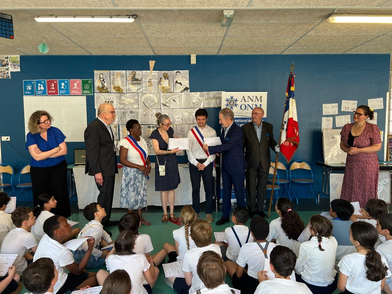 Mme JULIENNE inspectrice de circonscription; M. Alain FILLION ANMONM; Mme Sokona NIAKATE adjointe jeunesse à la Mairie de Fontenay, conseillère départementale; Mme Elodie BROQUAIRE directrice de l’école Pasteur B; M. Vianney ORJEBIN adjoint à l’éducation; M. Henri AUSSAVY ANMONM; M. Francis SEGURET ANMONM; Mme Clara NICORA cheffe de cœur.