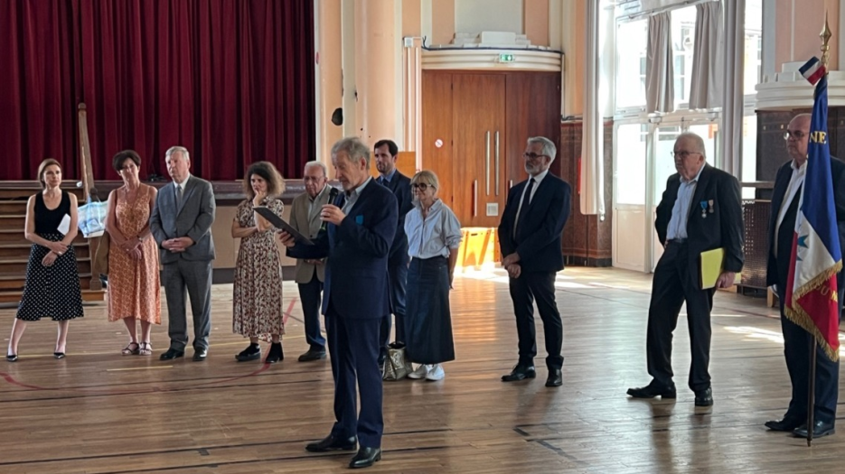 De gauche à droite : Mme Caroline GILLAIZEAU, Mme Brigitte DE COMPREIGNAC adjointe  chargée du lien social, citoyenneté et laïcité M. Jean-Paul DAVID 1° adjoint, conseiller territorial et compagnon de la section Mme Déborah MINZER 2° adjointe et conseillère territoriale M. Jacques JP MARTIN maire de Nogent sur Marne En 1° plan, Henri AUSSAVY ANMONM M. Mathieu LEFEVRE député de la 5° circonscription Mme Véronique DELANNET adjointe chargée de l’éducation et du pôle jeunesse M. Martial GRENUT inspecteur de circonscription, académie de Créteil M. Alain FILLION ANMONM M. Hervé PILET ANMONM